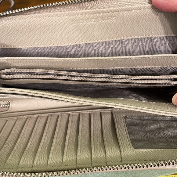 Michael Kors wristlet. Taupe / Tan - Picture 4 of 12